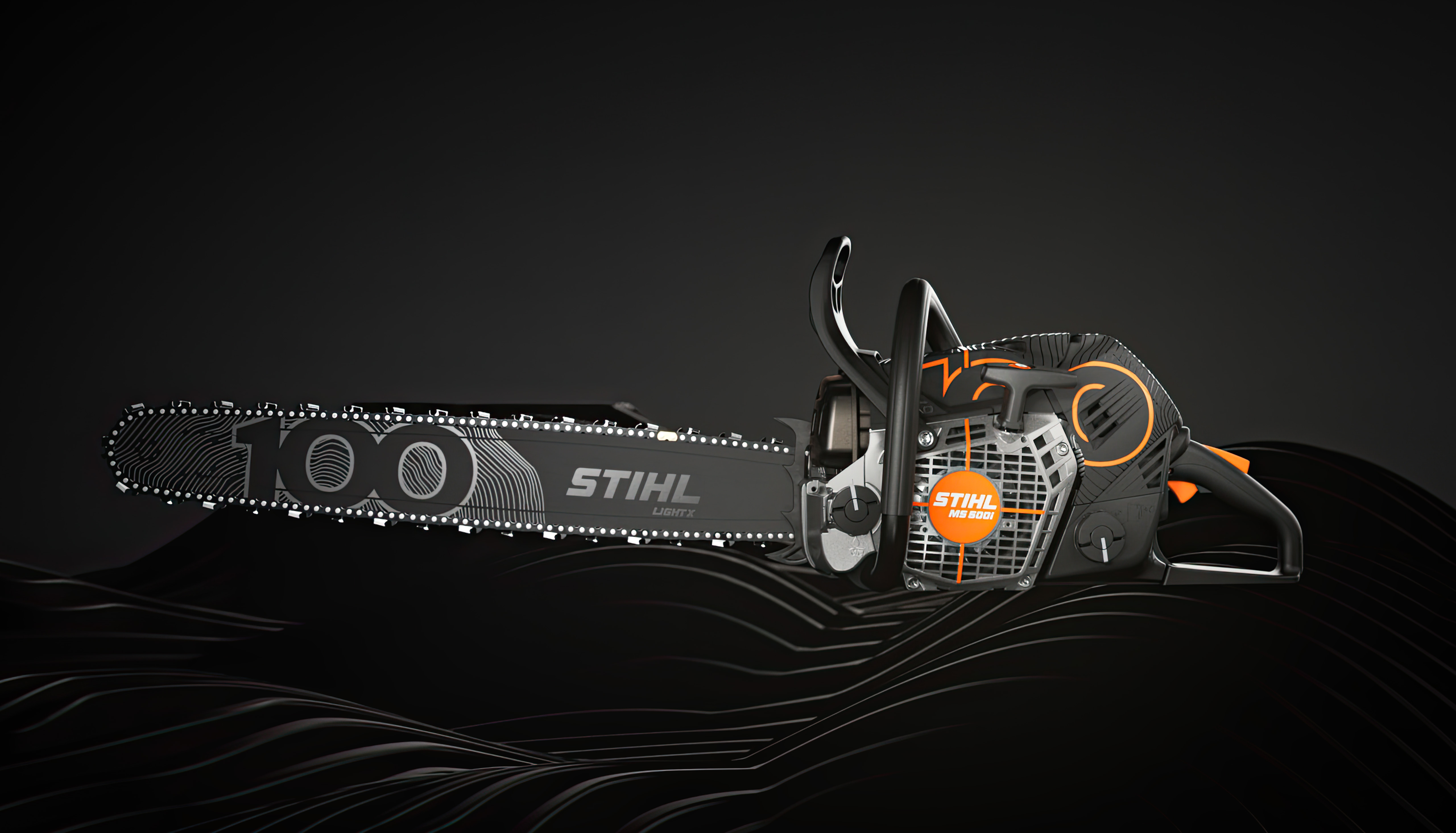 Motoferăstrău STIHL MS 500i Centennial Edition vedere laterală stânga în fața unui fundal negru