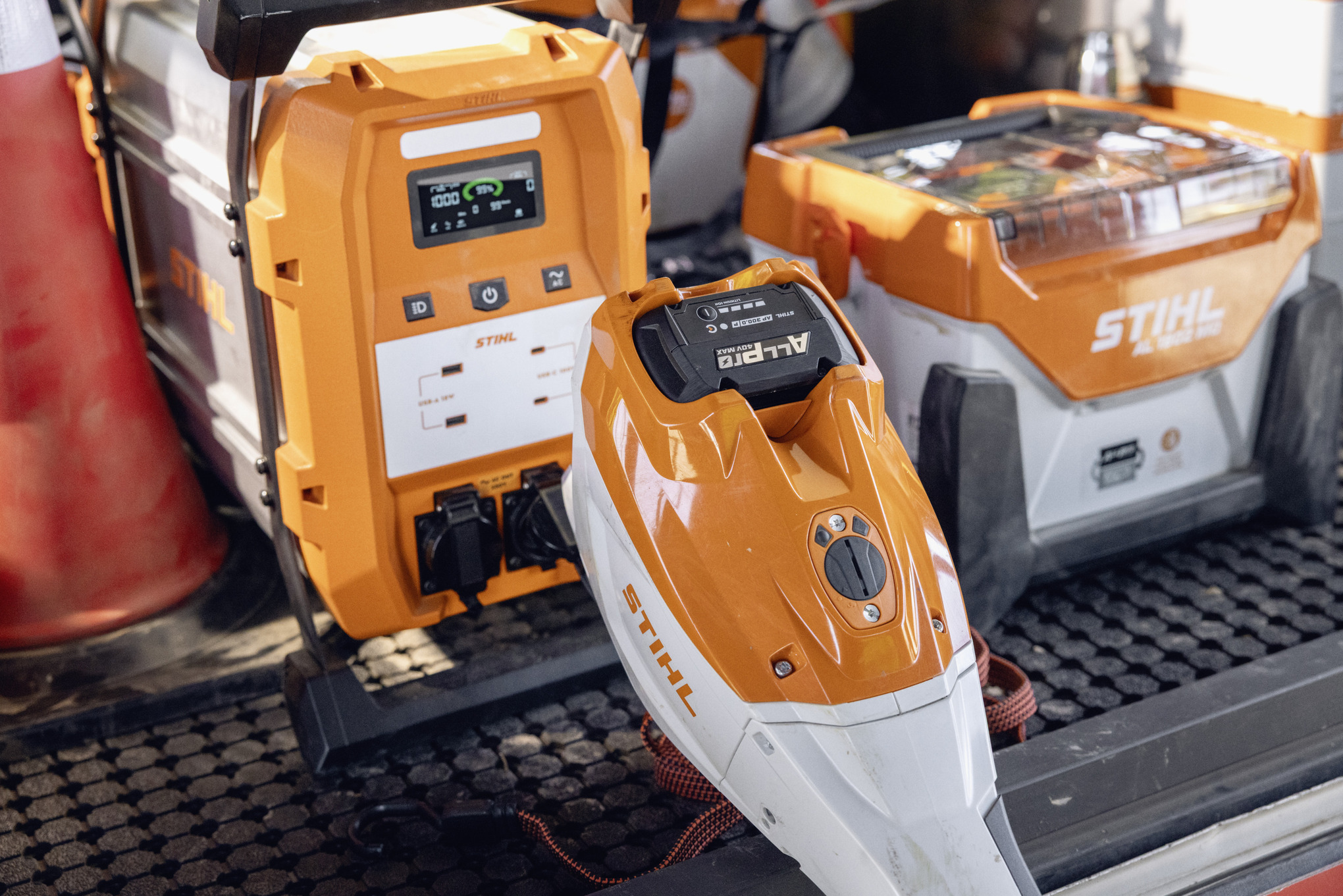 Încărcătorul portabil STIHL AL 1802 MO și bateria externă STIHL PS 2000 sunt pregătite pentru a încărca bateriile ALLPRO pe platforma de încărcare