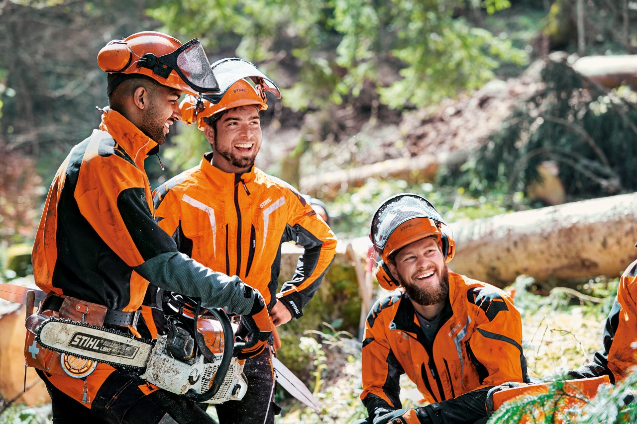 Lucrători forestieri în îmbrăcăminte de protecție STIHL cu STIHL MS 462 în pădure