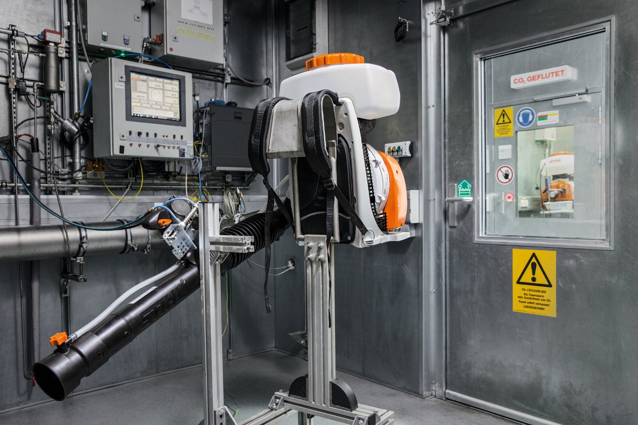 Verificarea valorii CO2 a unui utilaj STIHL în curs de dezvoltare