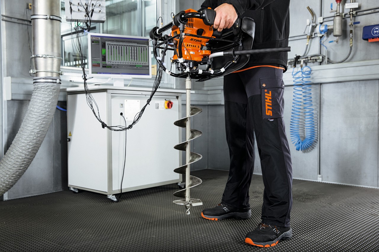 Un utilaj STIHL este testat în ceea ce privește sarcina de vibrații a acestuia