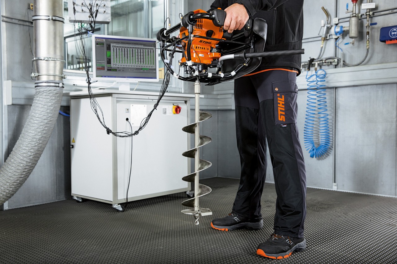 Un utilaj STIHL este testat în ceea ce privește sarcina de vibrații a acestuia 