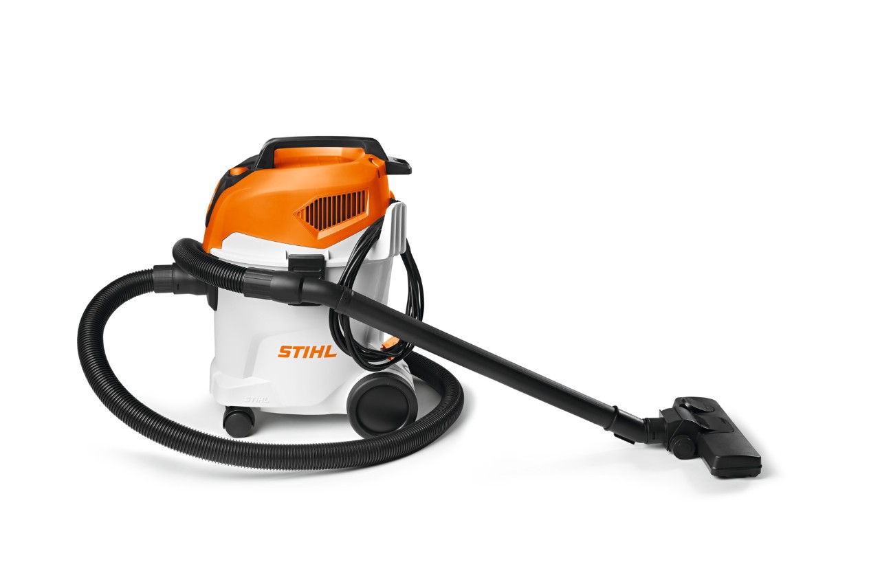 Aspiratorul STIHL SE 33 pe un fundal alb