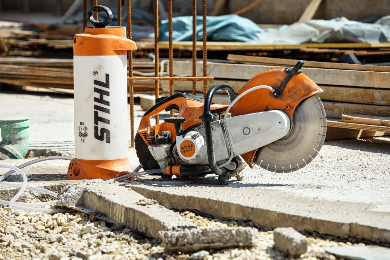 Motodebitatorul pe benzină STIHL TS 500i pe un șantier