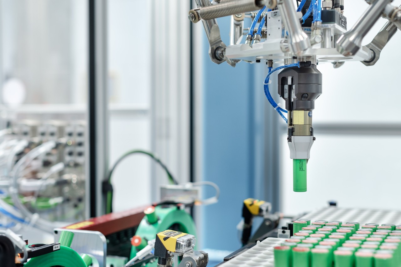 Un robot Pick-and-Place echipează suporturile de celule cu celule de acumulator