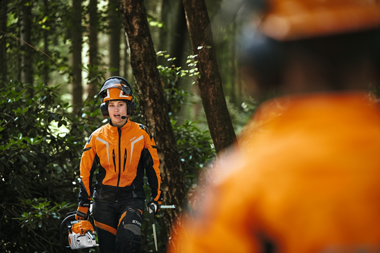 Doi lucrători forestieri în îmbrăcăminte de protecție STIHL cu sistemul de conferință STIHL ADVANCE ProCOM 