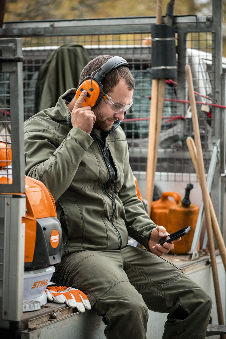 Căști de protecție fonică cu funcție radio sau Bluetooth®, cum ar fi, de exemplu, căștile de protecție fonică STIHL Dynamic cu Bluetooth® (BT)
