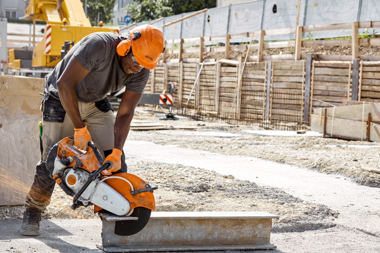 Un bărbat utilizează un motodebitator STIHL TS 500i dotat cu discuri de debitat cu liant de rășină sintetică pe un șantier
