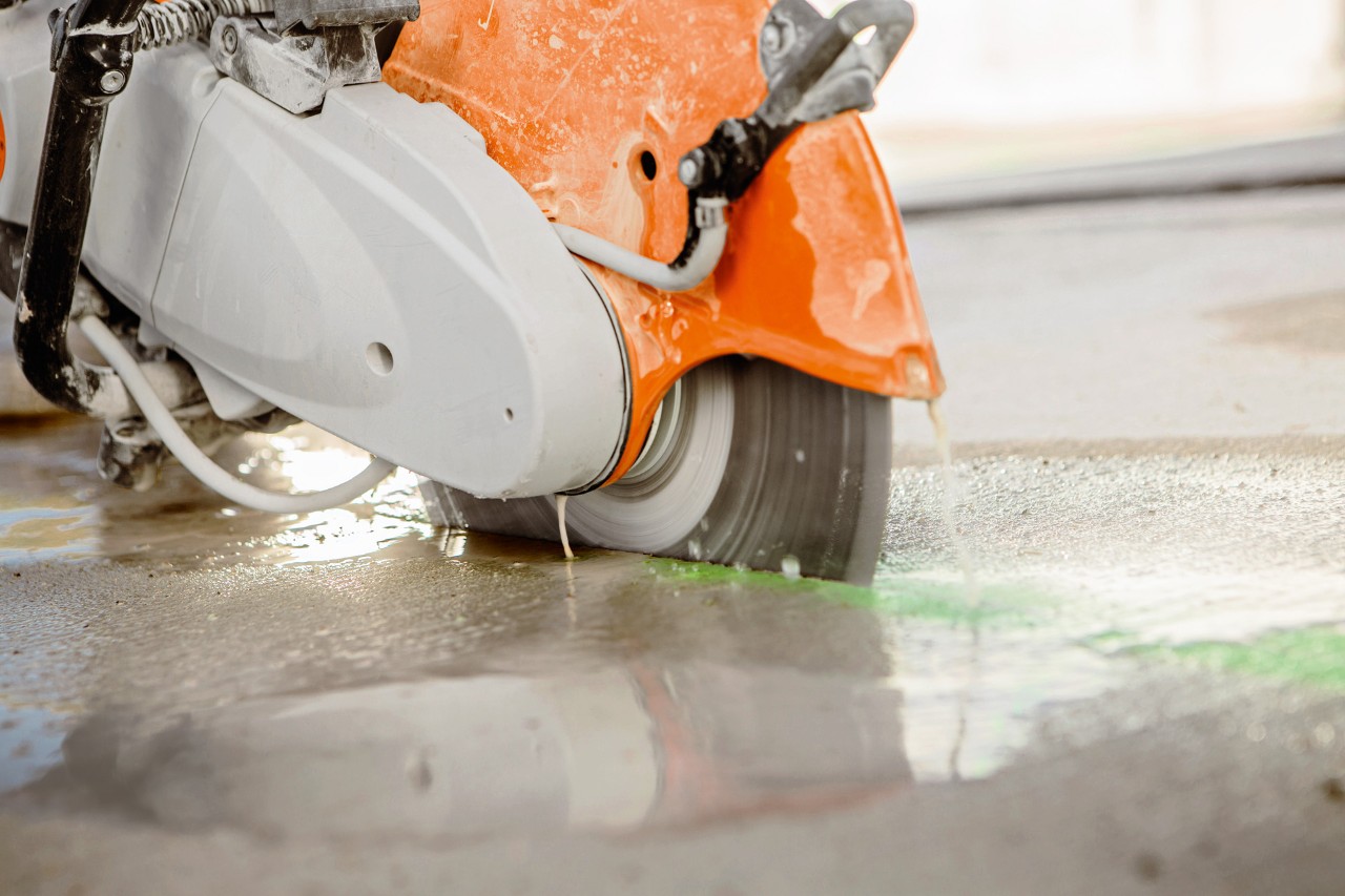 Motodebitatorul STIHL TS 440 funcționând cu discuri de debitat diamantate