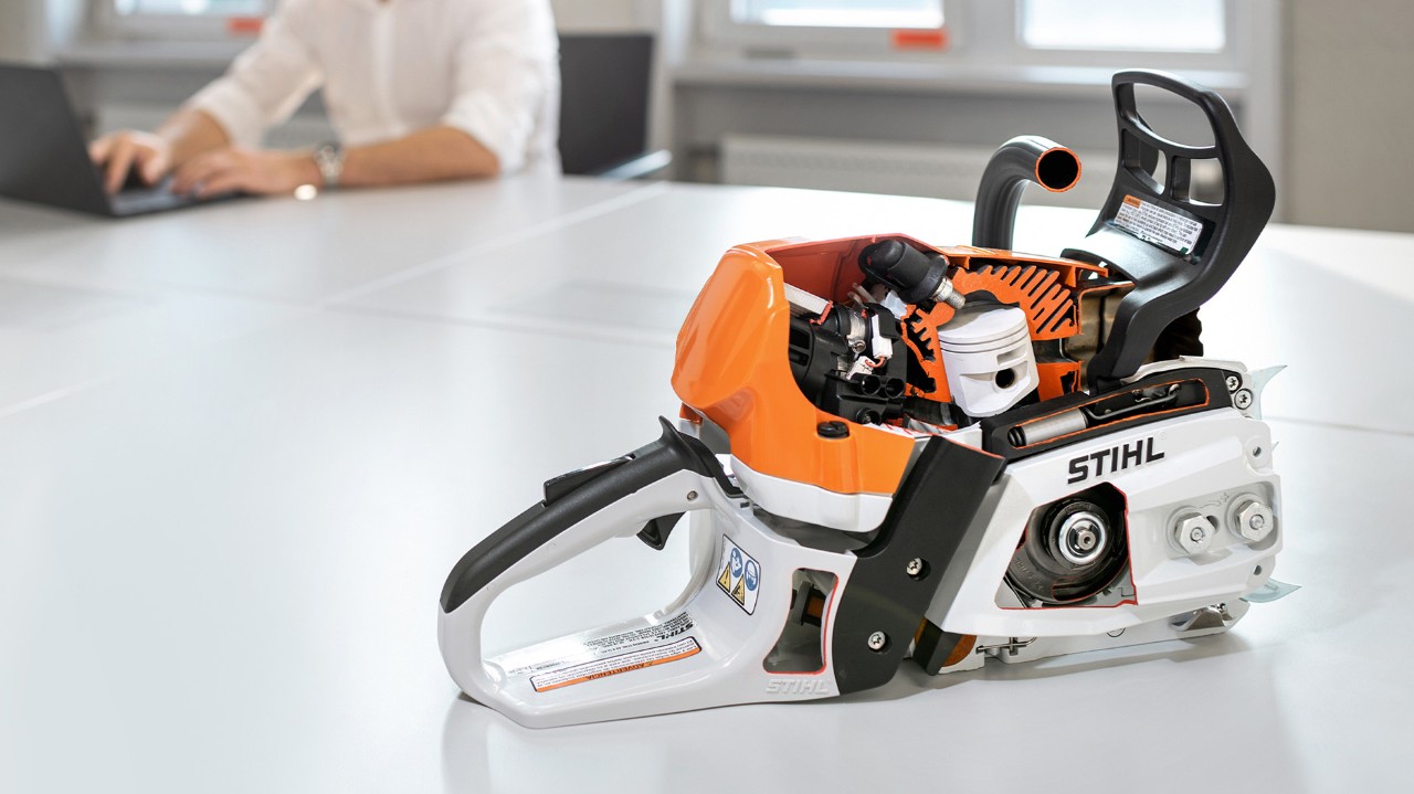 Piston din magneziu expus într-un motoferăstrău pe benzină STIHL MS 400 C-M fără șină
