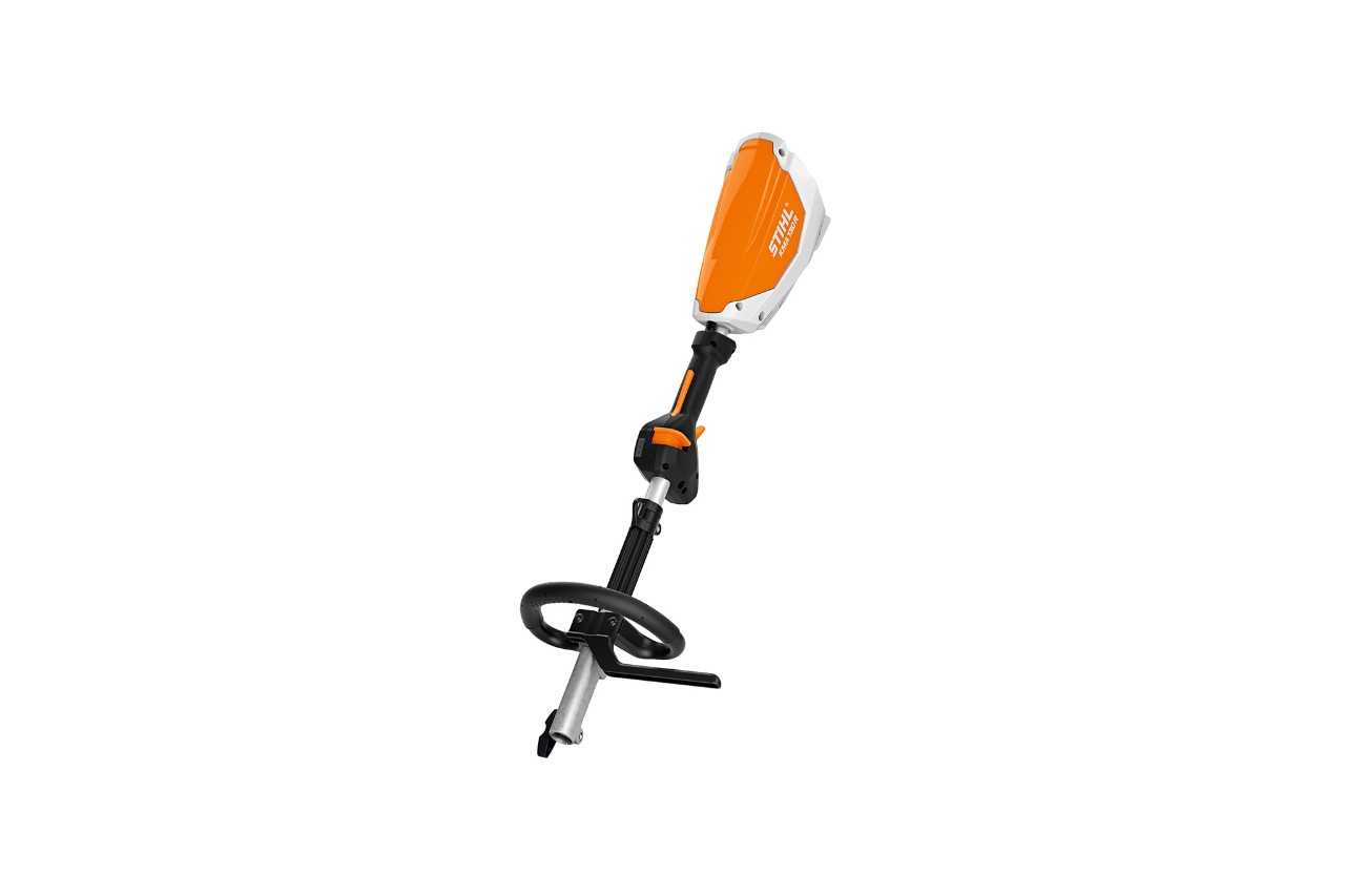 Motorul combinat cu acumulator STIHL KMA 130 R din sistemul AP