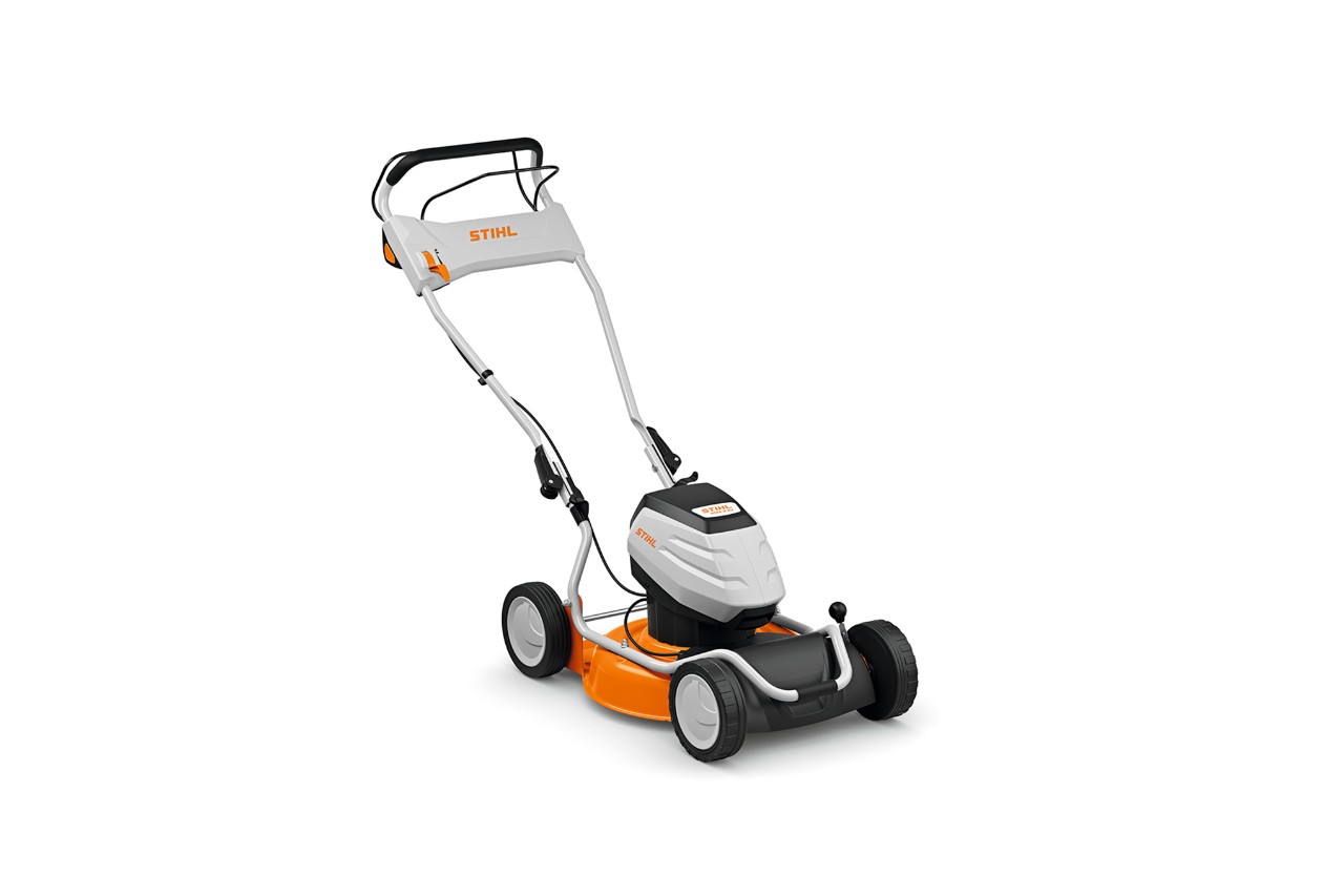 Mașina de tuns iarba cu funcție de mulcire STIHL RMA 2 RV pe fundal alb