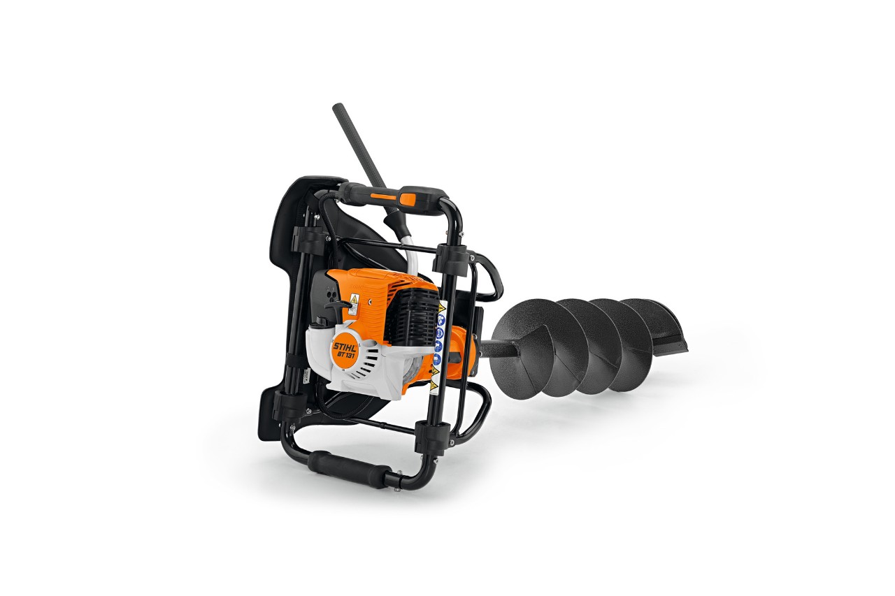 Motoburghiul STIHL BT 131 pe fundal alb