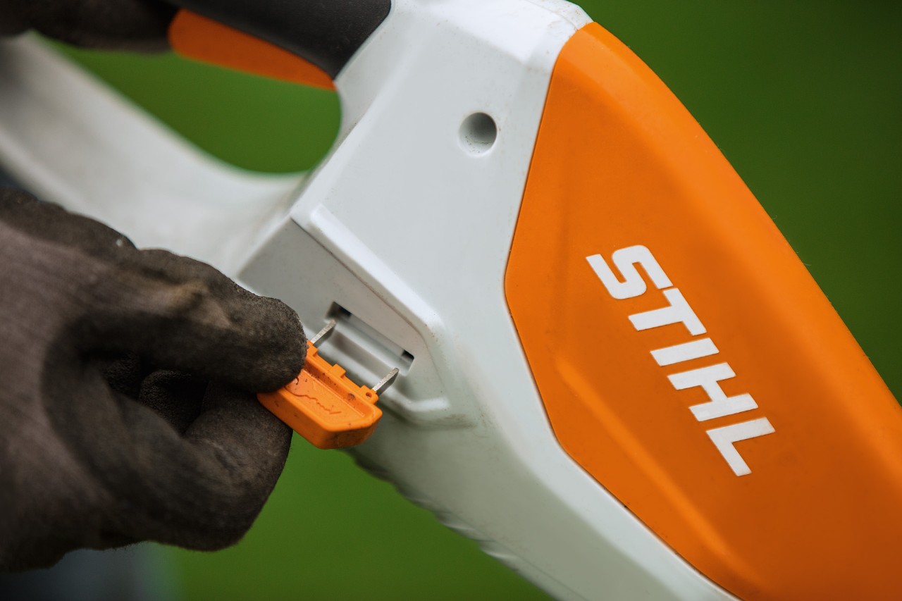 Trimmer pentru gazon cu acumulator integrat STIHL și cheie de activare