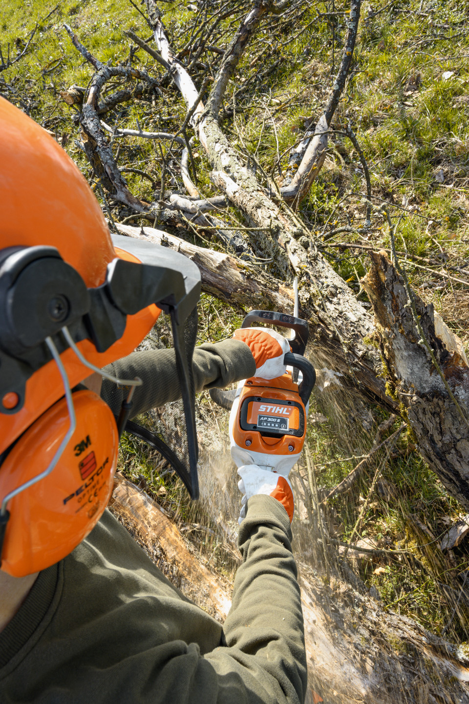 Motoferăstrăul cu acumulator STIHL MSA 220 C-B este utilizat la nivelul unui trunchi de copac cu ramuri