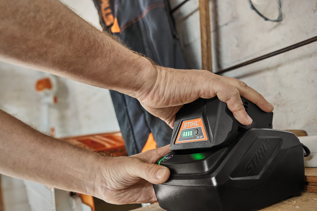Acumulator litiu-ion STIHL AK 30 la încărcat în stația de încărcare