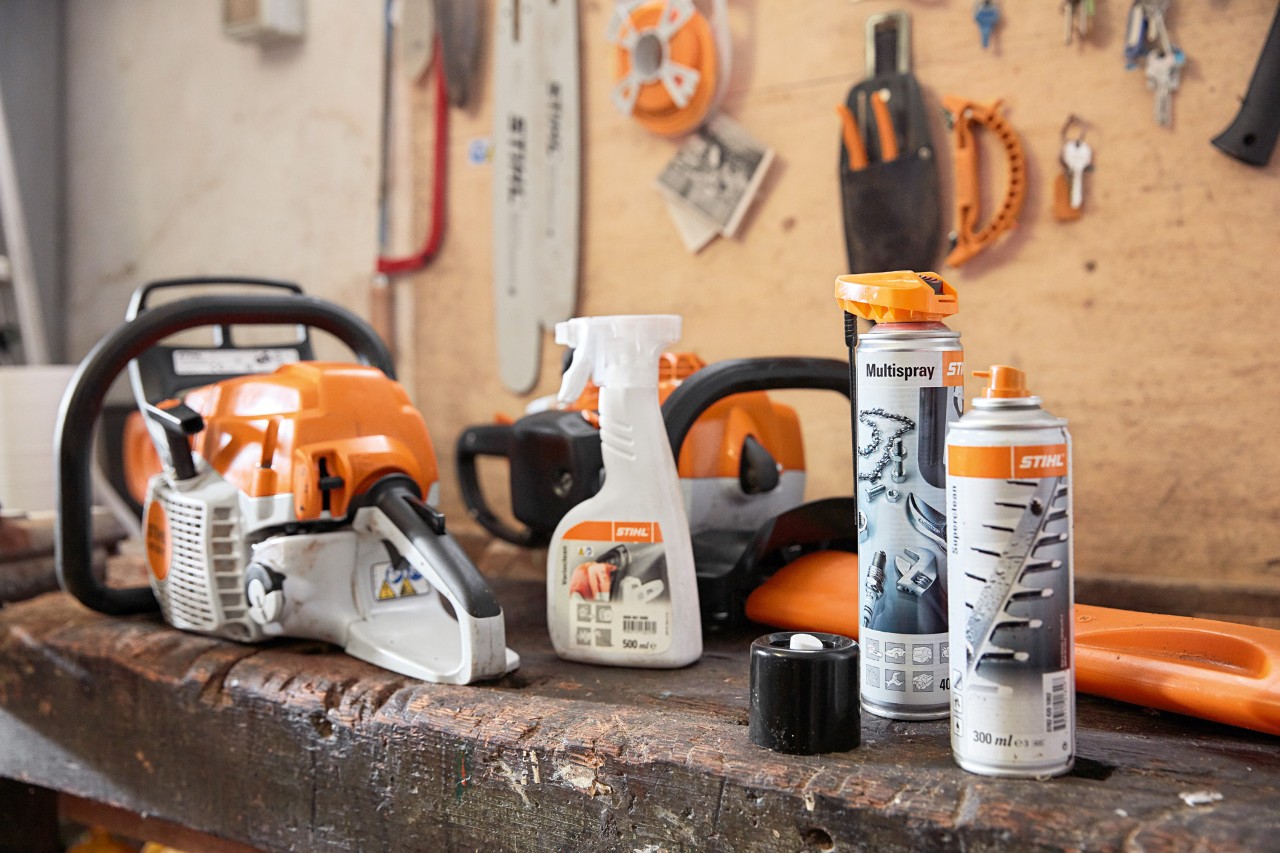 Materiale pentru curățarea unui motoferăstrău STIHL
