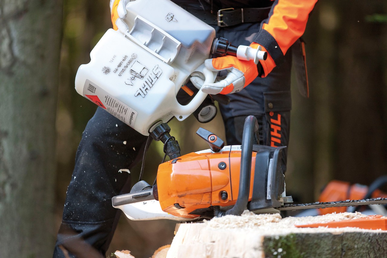  Motoferăstrăul STIHL MS 441 este alimentat cu un amestec pentru motoferăstrău
