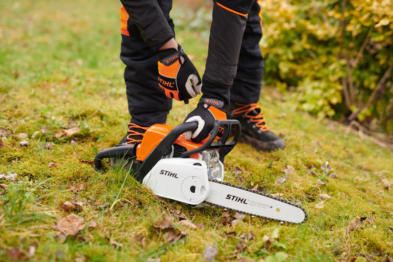Pornirea motoferăstrăului pe benzină STIHL MS 180 C-BE la sol