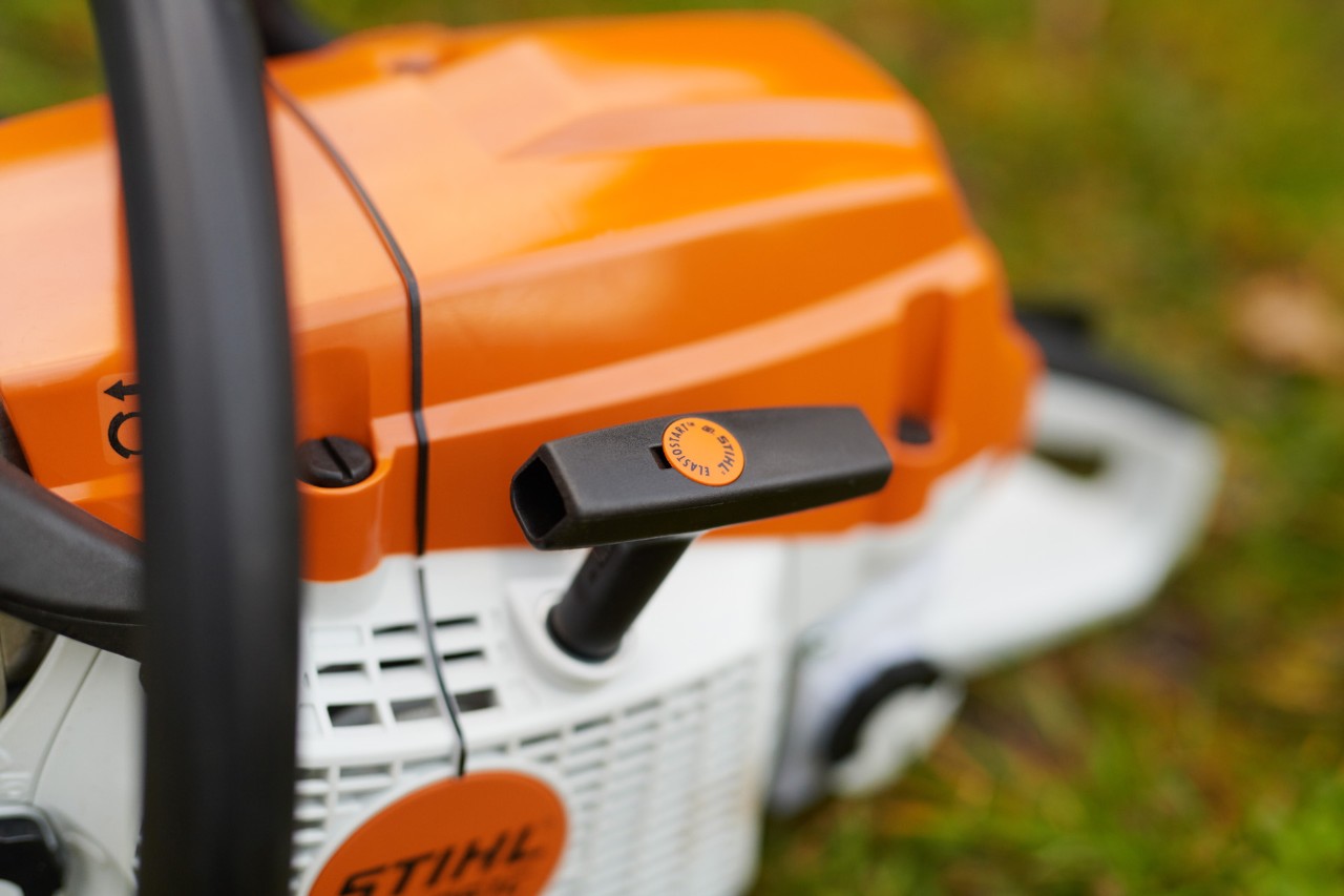Mânerul demaror al motoferăstrăului pe benzină STIHL MS 261 C-M cu M-Tronic și ElastoStart