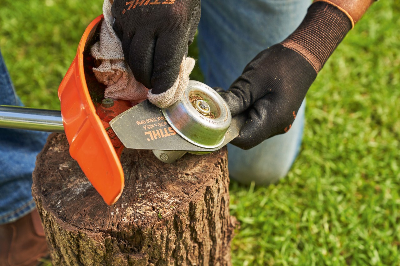 Cuțitul tăietor pentru desișuri al unei motocoase STIHL este curățat cu o lavetă umedă