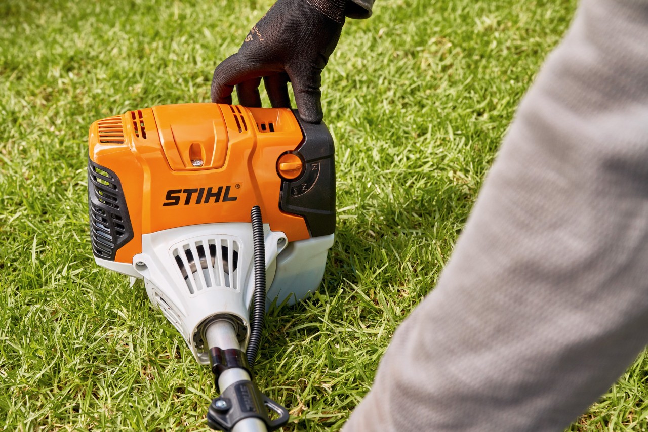 Un bărbat așază bine pe sol motocoasa pe benzină STIHL FS 91