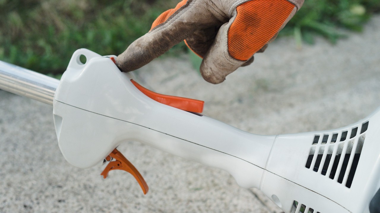 Comutatorul de oprire este acționat la motocoasa pe benzină STIHL FS 38