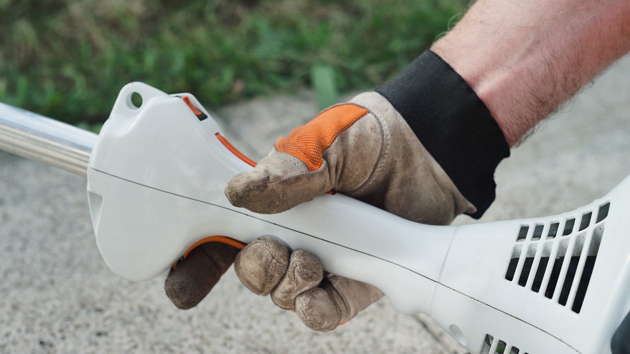 Pârghia de accelerație a motocoasei pe benzină STIHL FS 38 se fixează