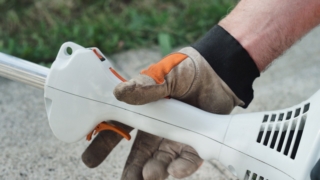 Motocoasa pe benzină STIHL FS 38 în poziția de accelerație la pornire