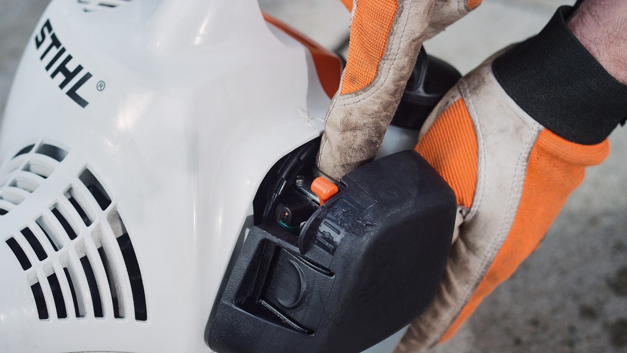 Apăsați pompa de combustibil de pe motocoasa pe benzină STIHL FS 38