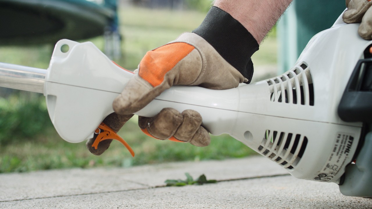 Pârghia de accelerație este apăsată la motocoasa pe benzină STIHL FS 38