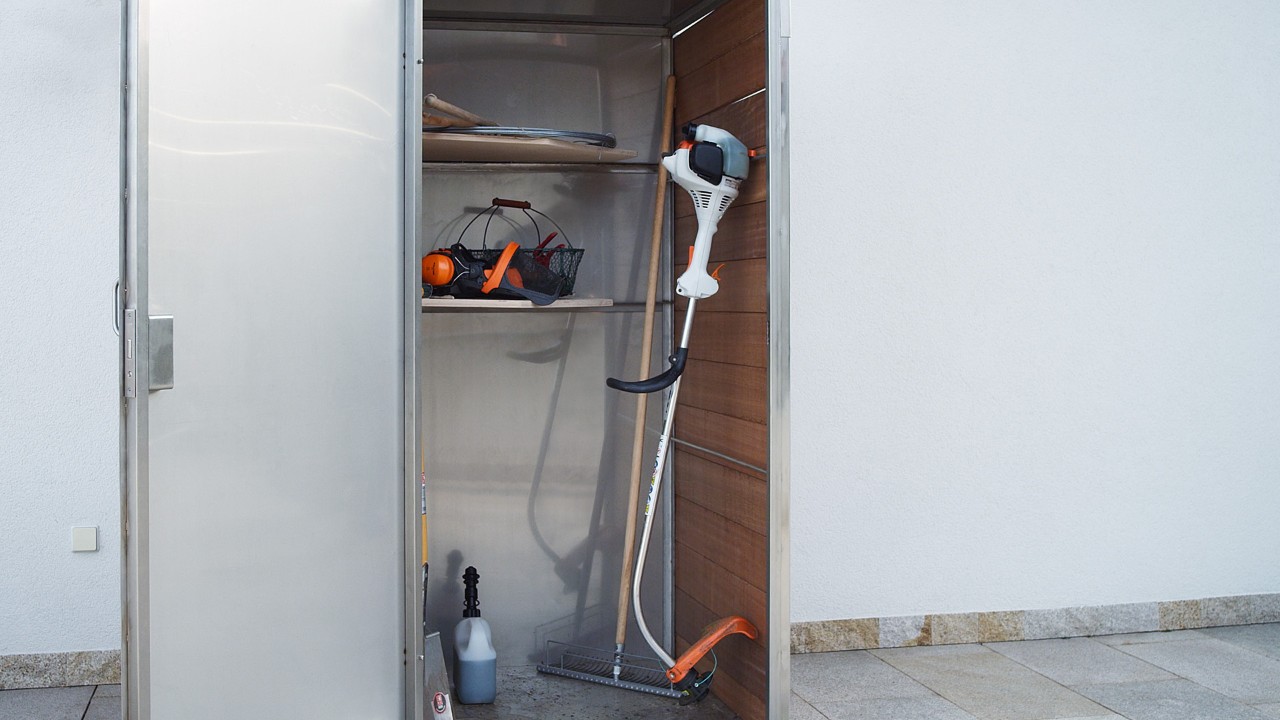 Motocoasa pe benzină STIHL FS 38 oprită se află într-un dulap