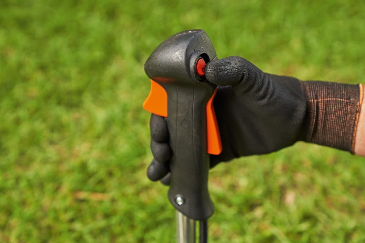 Un bărbat oprește motocoasa STIHL FS 56