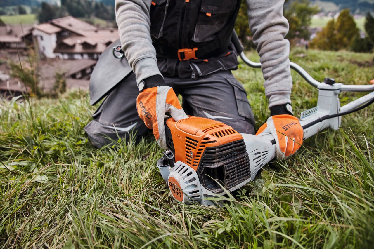 Utilajul de tăiat arboret pe benzină STIHL FS 311 este pornit