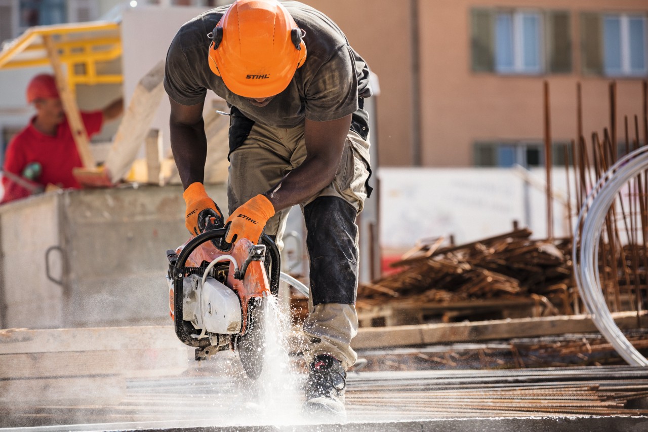 Un bărbat lucrează pe un șantier cu un motodebitator STIHL TS 500i