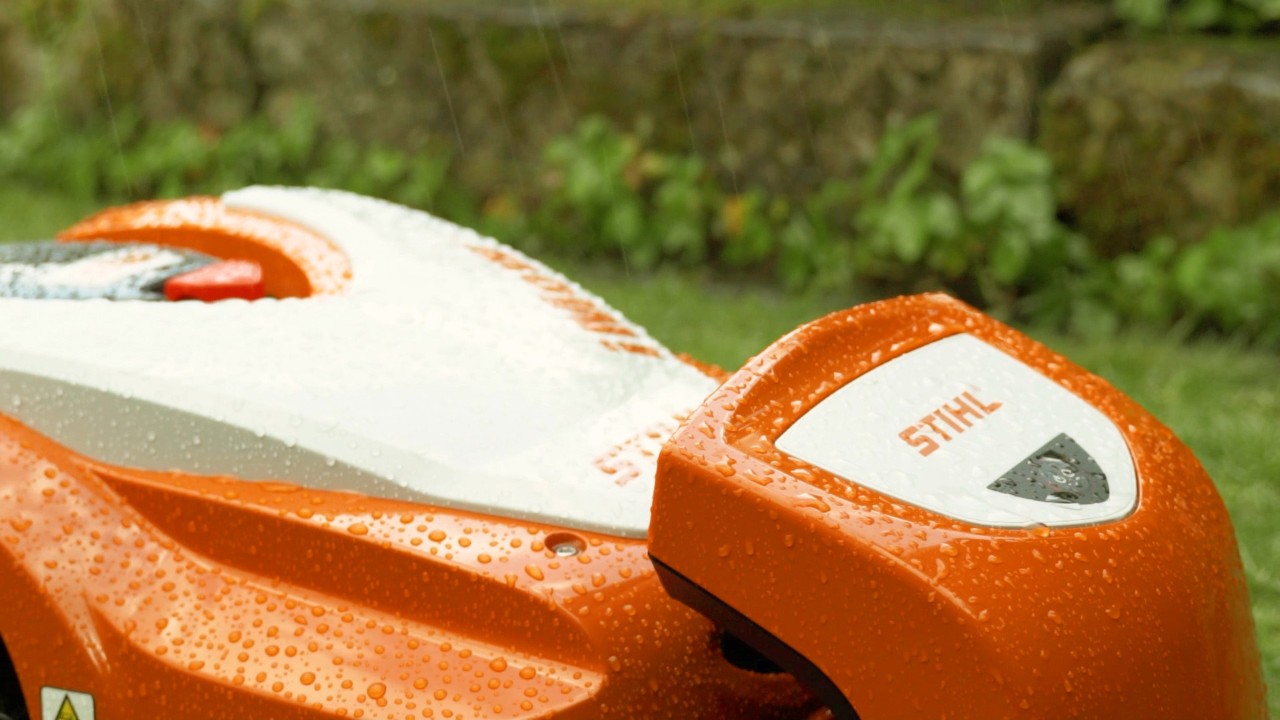STIHL iMOW® pe timp de ploaie în stația sa de andocare