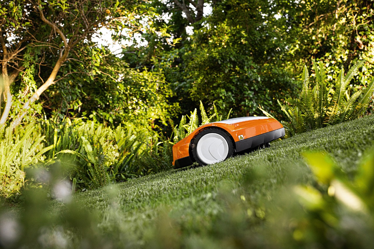  Robotul de tuns iarba STIHL iMOW® RMI 632 se deplasează în sus pe o rampă