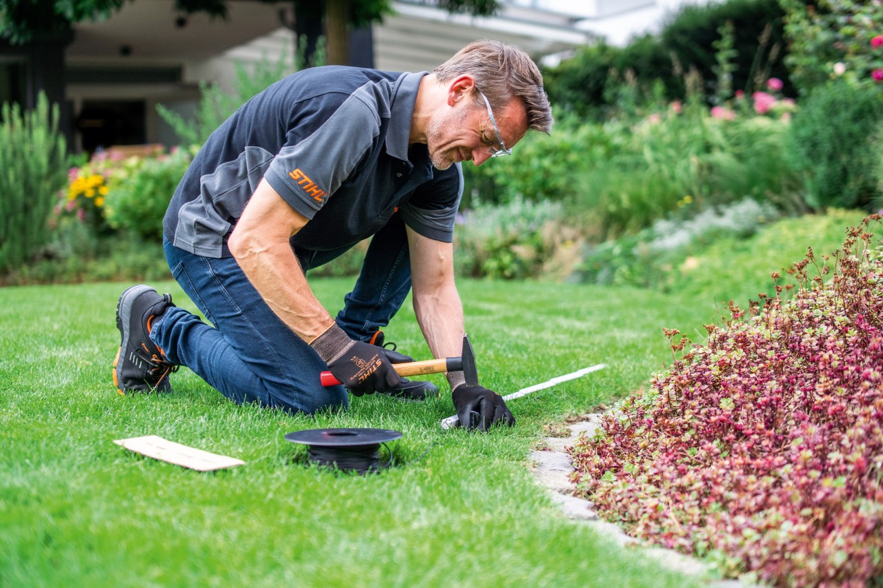 Un distribuitor STIHL instalează cablul perimetral