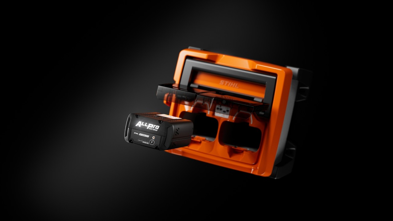 Încărcător rapid STIHL ALLPRO AL 1802 MO cu o baterie ALLPRO AP 300.0 P(C) introdusă și parțial scoasă.