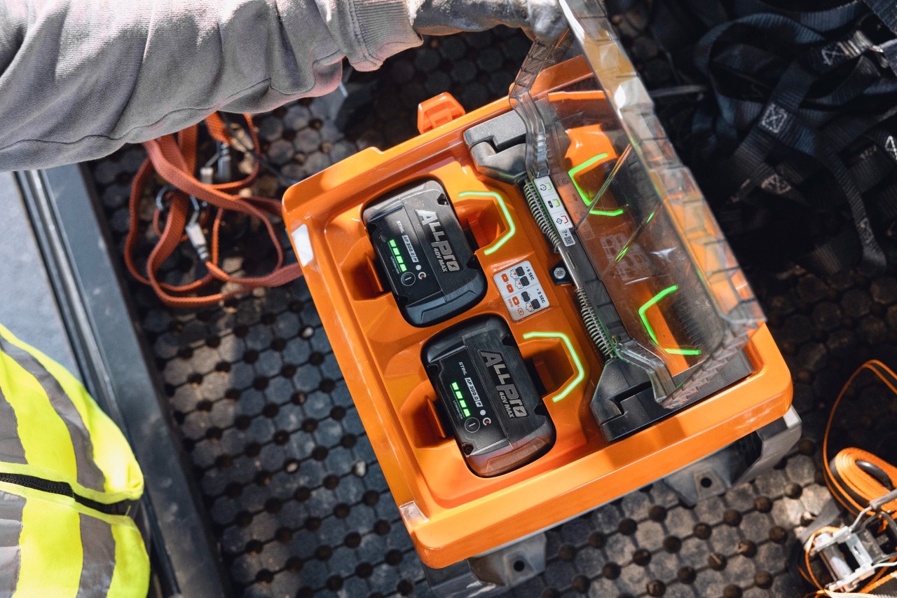 Baterii STIHL ALLPRO 300.0 P (C) complet încărcate în încărcătorul portabil AL 1802 MO