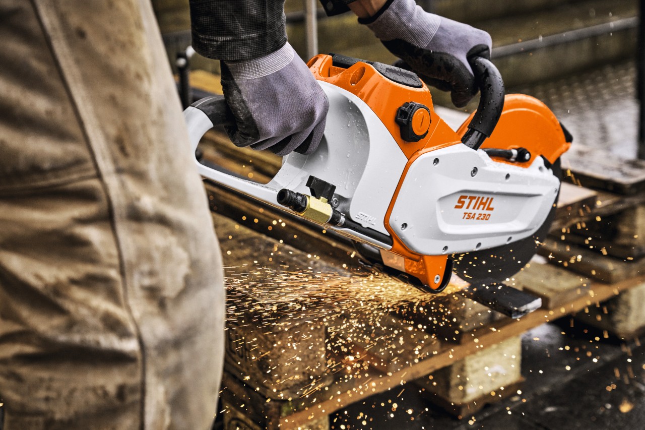 Tăierea metalului cu TSA 230 și bateria STIHL ALLPRO 300.0 P(C)