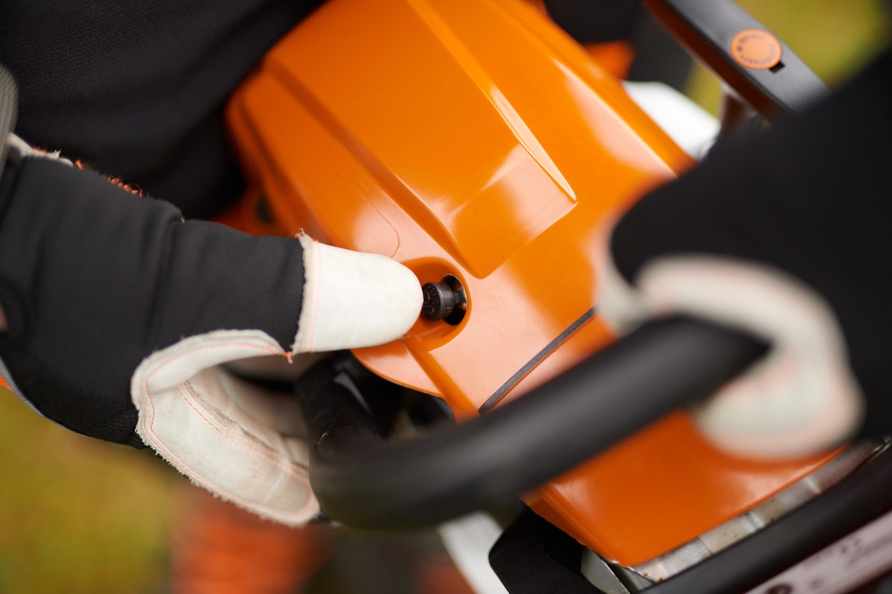 Prim-plan: motoferăstrăul pe benzină STIHL MS 261 C-M este pornit cu ventilul de decompresiune
